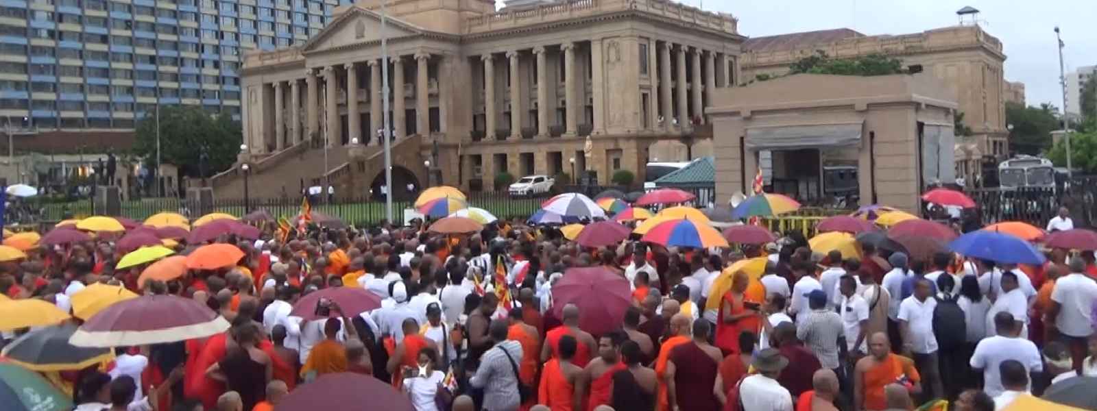 ජනාධිපති කාර්යාලය අසළ දැන් තත්ත්වය.